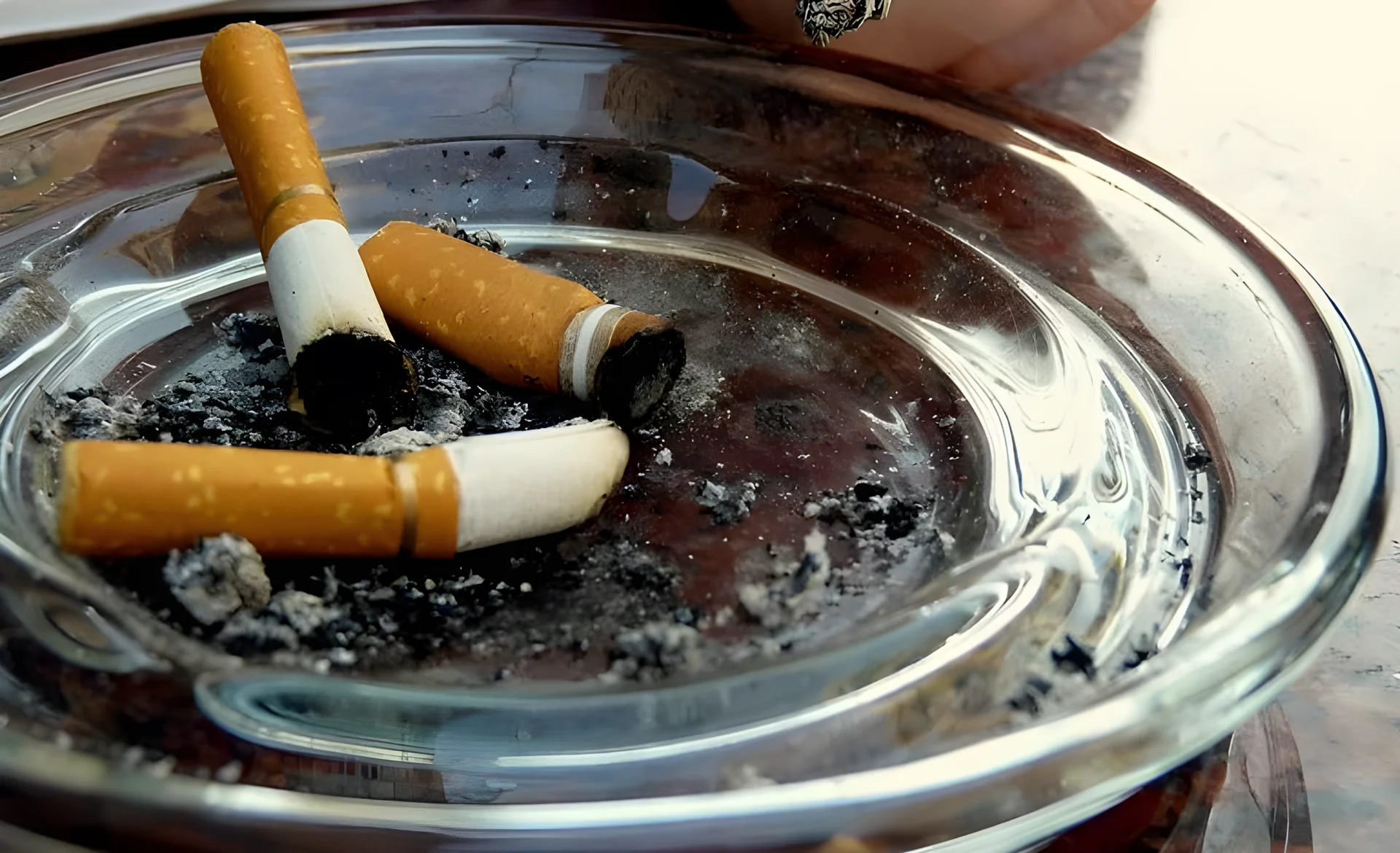 Uso de tabaco entre adultos en EE.UU. alcanza su nivel más bajo en décadas