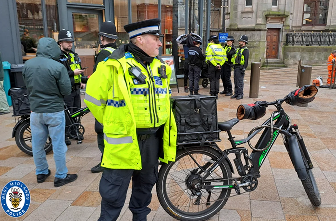 Policía de West Midlands incauta 12 bicicletas eléctricas ilegales en Birmingham