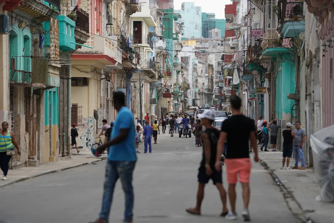 Protestas en Cuba atacan oficina del Partido Comunista en rara manifestación por apagones