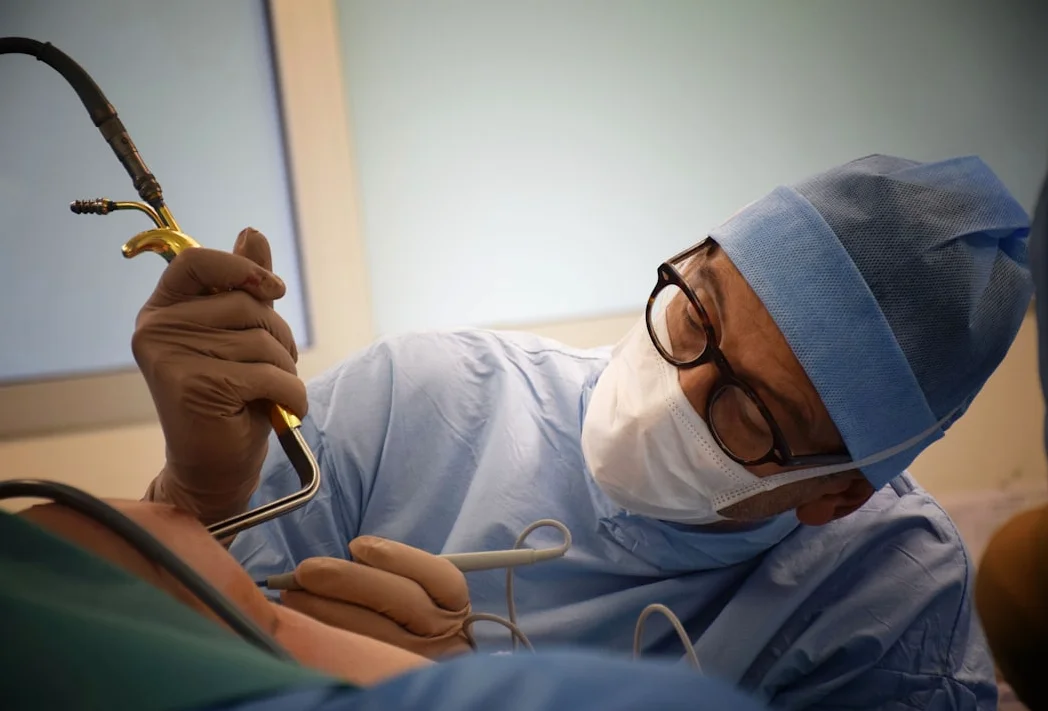 Cirujano de la columna Dr. Babajide Ogunseinde lanza app PML Mastery y técnica PML SI Fusion a nivel global