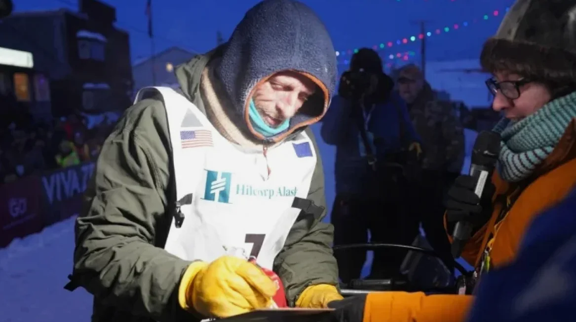 Jessie Holmes gewinnt Iditarod erneut – Preisgelder steigen
