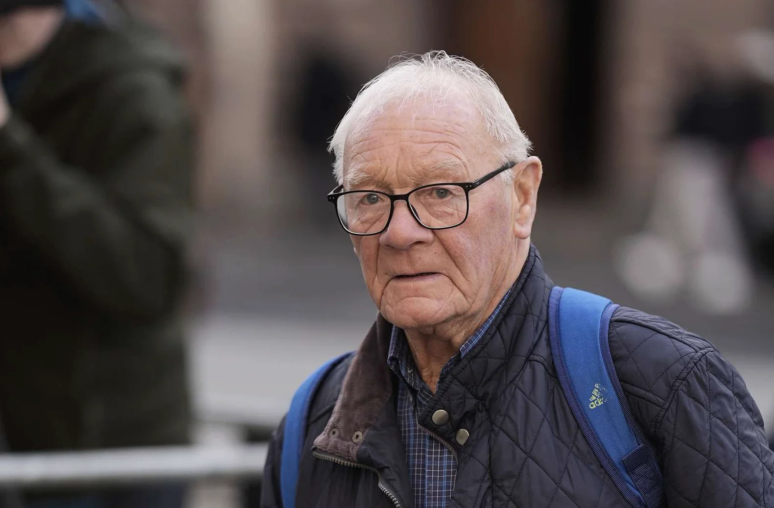 Opfer von IRA-Bombenattentat ‘vollständig verzweifelt’ nach Verfahren gegen Gerry Adams abgebrochen