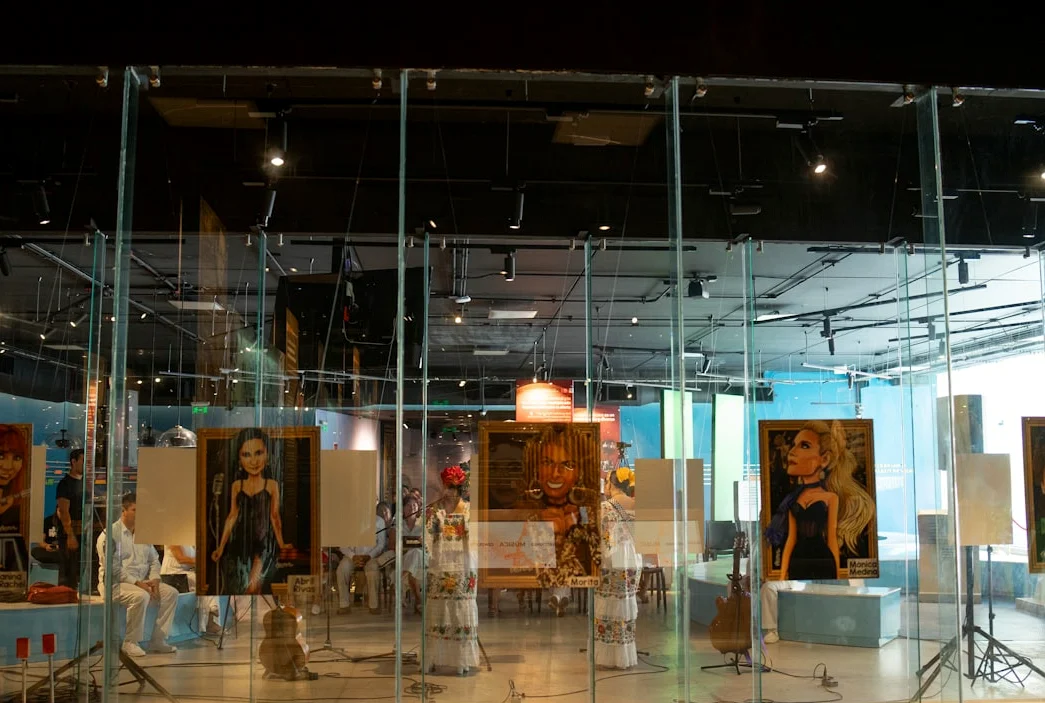 「鏡」をテーマにした展覧会と文化イベントが2026年世界で注目