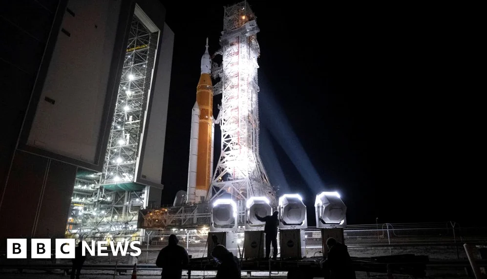 El cohete Artemis de la NASA regresa al lugar de lanzamiento para posible lanzamiento en abril