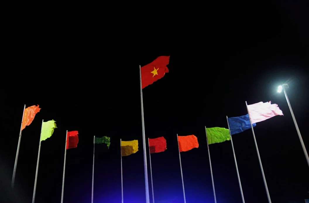 Tanqueira china transita por el Estrecho de Hormuz por ruta costera iraní