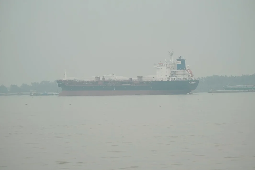 Chinesischer Tanker durchquert Hormuz entlang iranischer Küstenroute