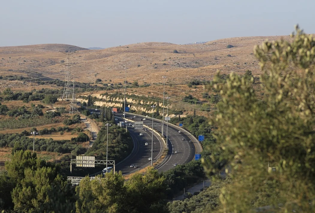 パレスチナ人、催涙ガスに逃げ出す　イスラエルの入植者、占領西岸に到着