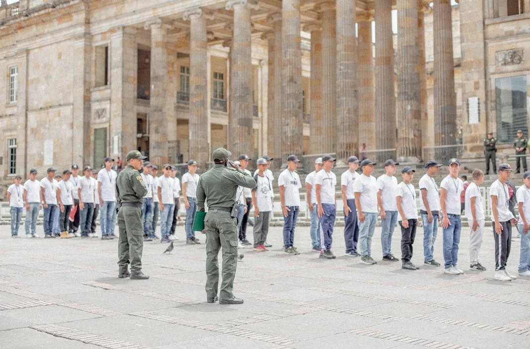 Caza militar colombiana se estrella, al menos 66 muertos