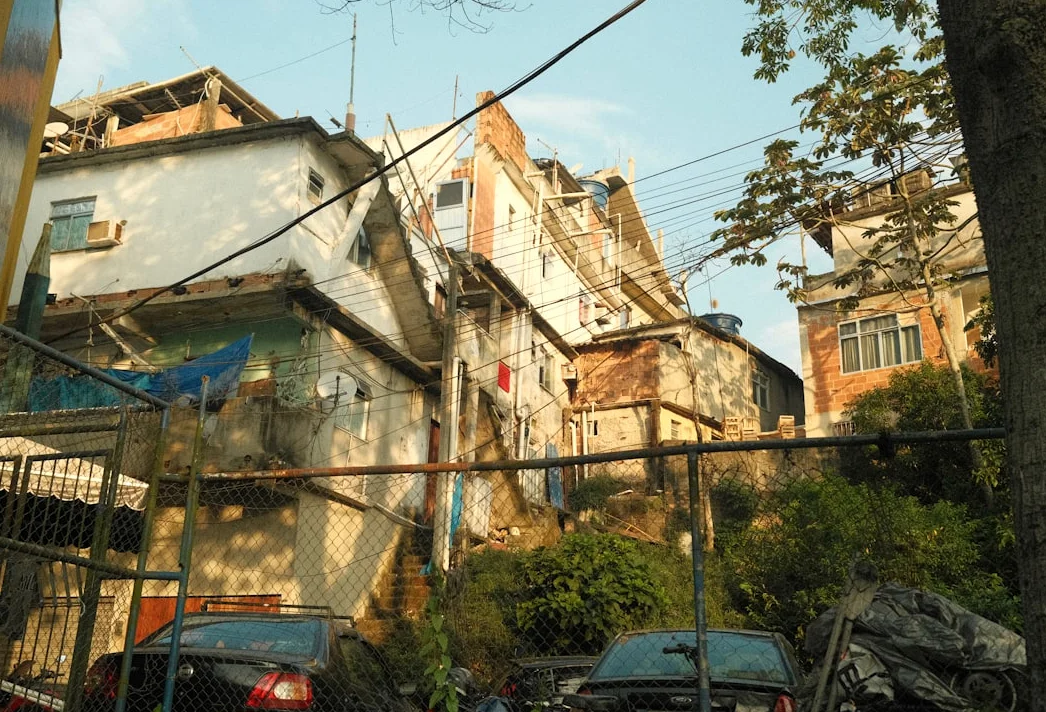 Cuatro heridos leves y edificios dañados tras ataque con misiles en Tel Aviv