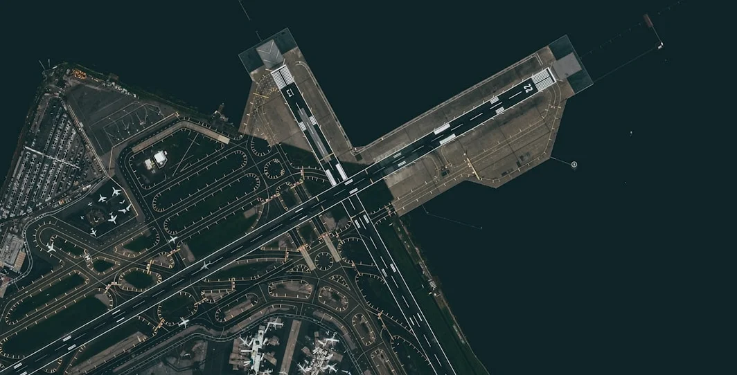 ニューヨークのラガーディア空港で飛行機と消防車が衝突、パイロット2人が死亡