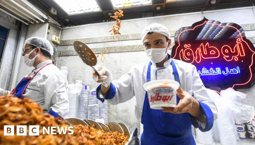 Egyptian Shops, Restaurants Told to Close Early Amid Energy Crisis