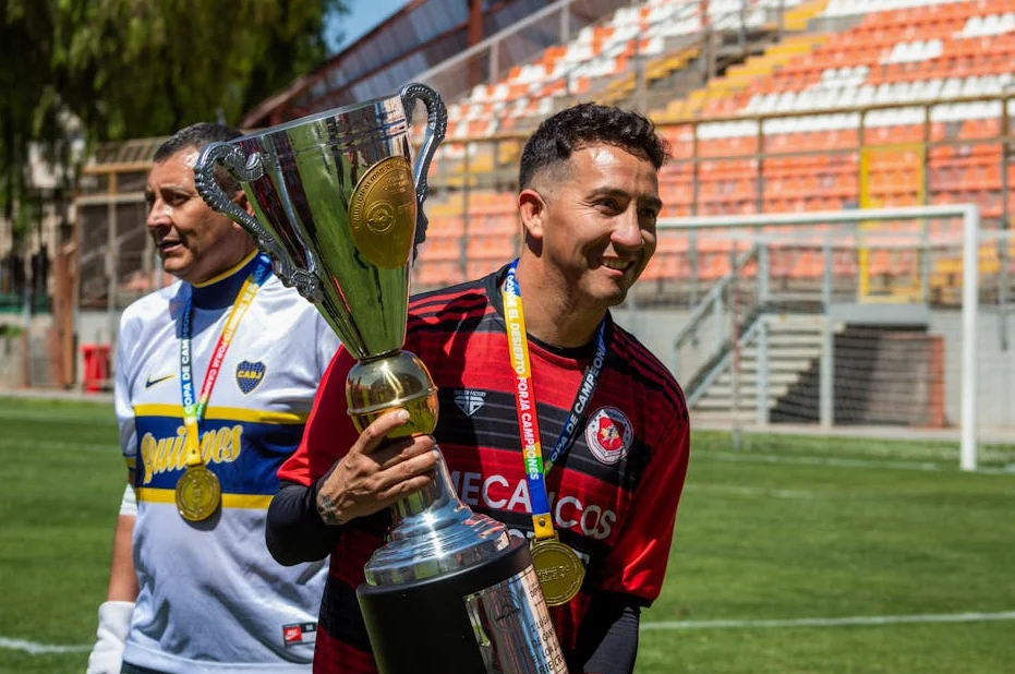 Kimi Antonelli wins Japanese GP to become youngest F1 title leader