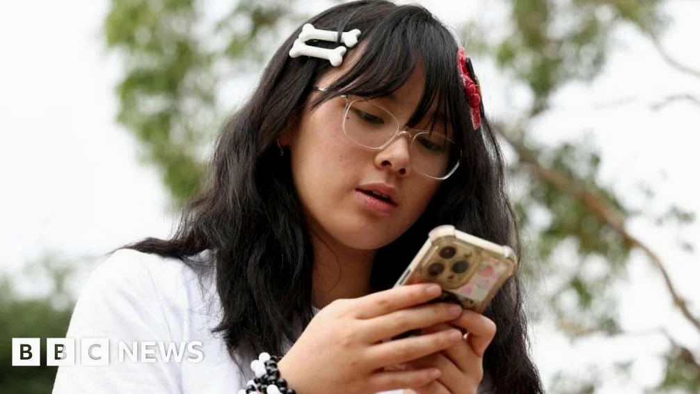 Autoridades piden mayor cumplimiento de la prohibición a menores de 16 años en redes sociales