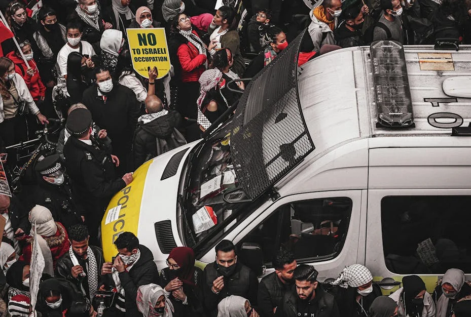 Warum haben die USA und Israel mehr als 75 iranische Polizeistellen bombardiert?