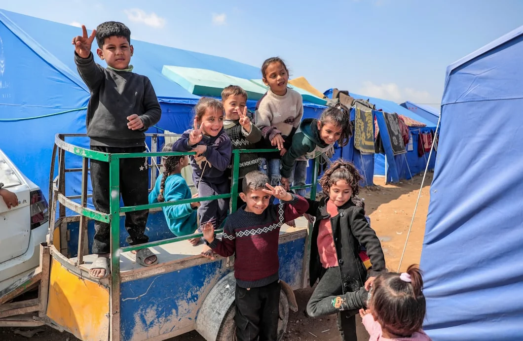 Kinder in Gaza reisen Trauerprozessionen während des Spiels nach