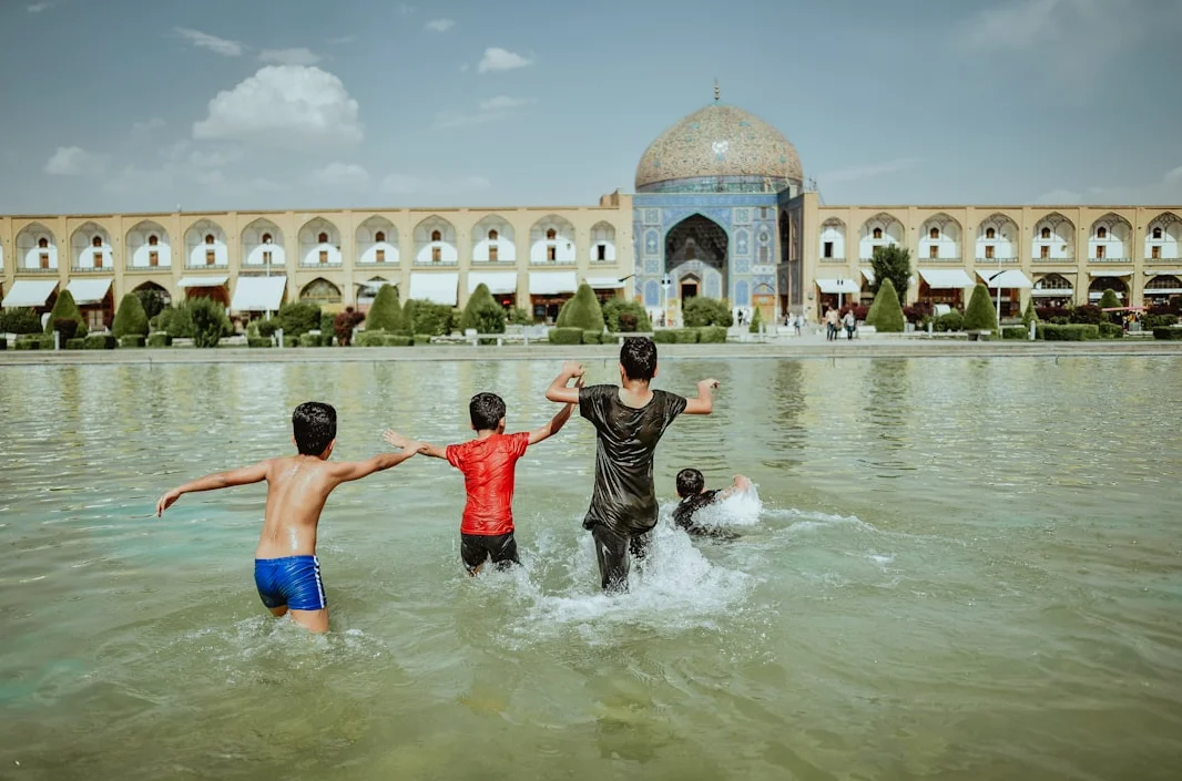 Intense US-Israeli Attacks on Iranian City of Isfahan Cause Column of Fire