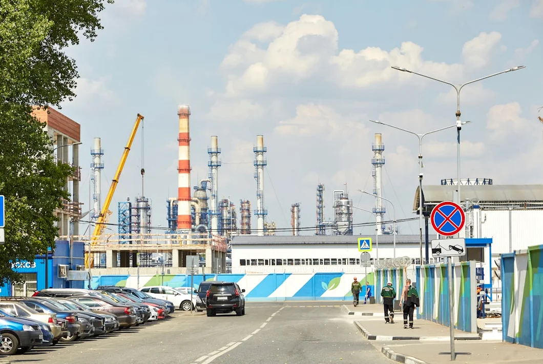 Russia’s Largest Oil Company Sees Sharp Income Drop Amid Geopolitical Strains