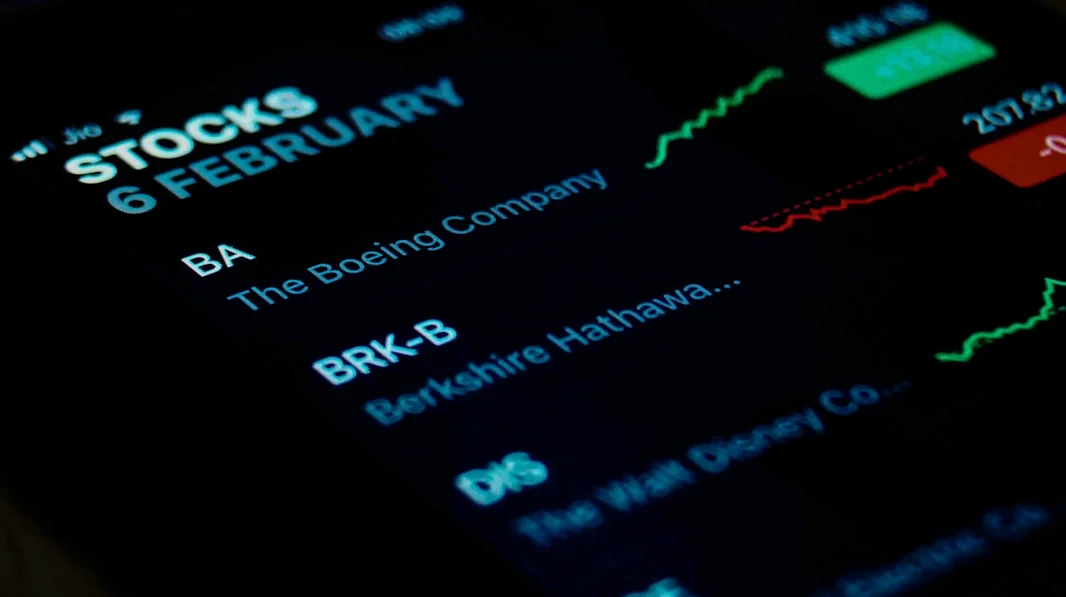 Mercado accionario sube 450 puntos por esperanza en fin rápido de guerra con Irán