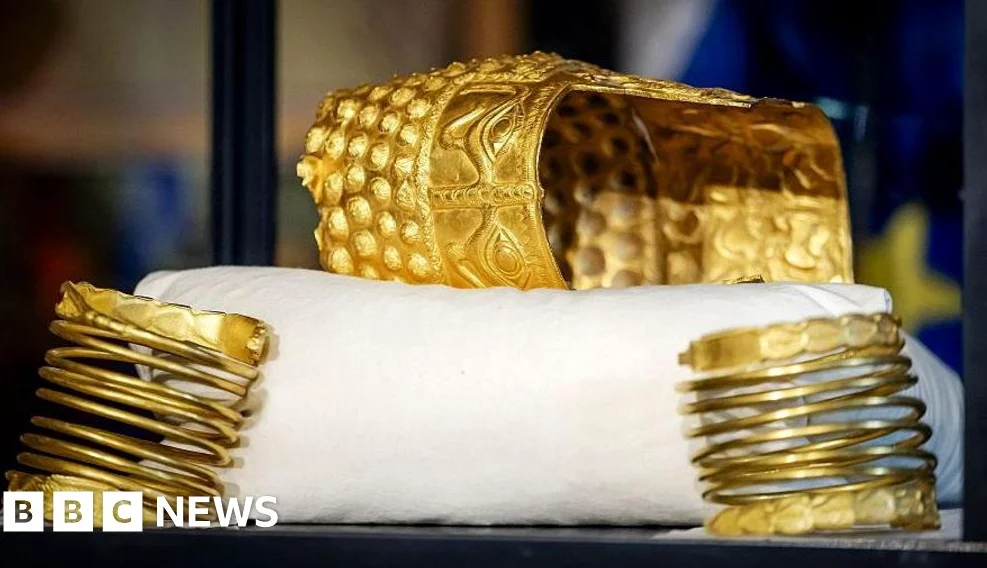 Recuperan casco dorado de 2500 años tras robo en Holanda