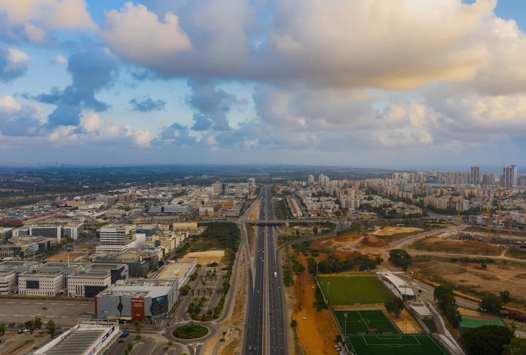 イスラエルの工場、イランミサイルの破片で損傷　ドローン映像で確認