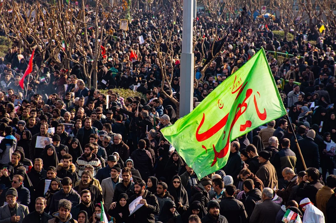 이란, 트럼프의 호르무즈 기한 거부…하이파 2명 사망