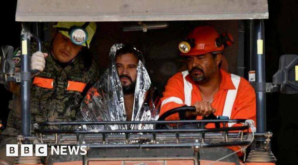 Minero atrapado rescatado en tunel inundado de México tras 14 días