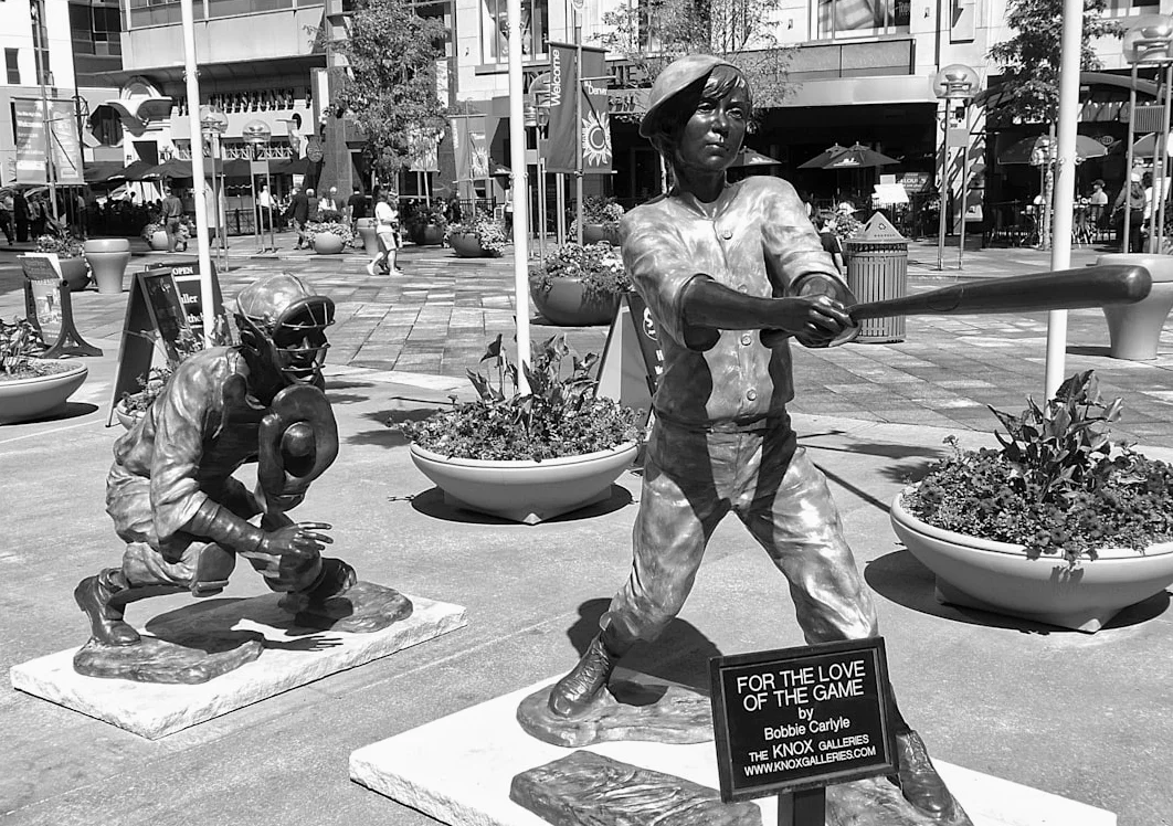 시애틀 마리너스, 이치로 동상 공개… 행사 중 배트 파손 논란