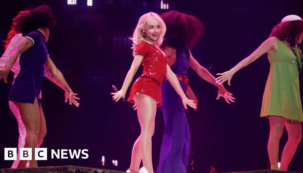 サブリナ・カーペンター、サプライズゲスト迎えてコッチャラ開幕