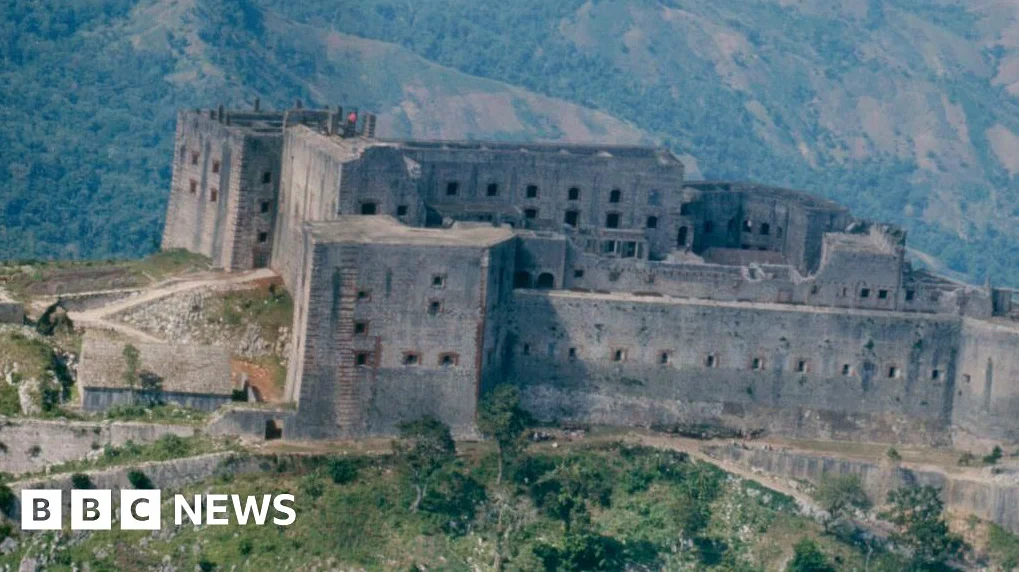 ハイチ観光地で踏切事故、30人以上死亡の恐れ