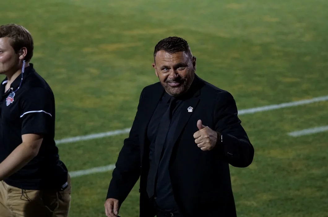 監督ステファン・バウマート氏が解任　労働組合がリーダーシップ変更を求める