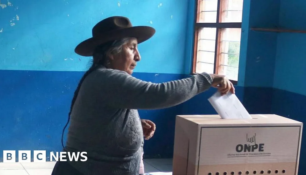 Elecciones en Perú se extienden un día tras problemas en la entrega de boletas
