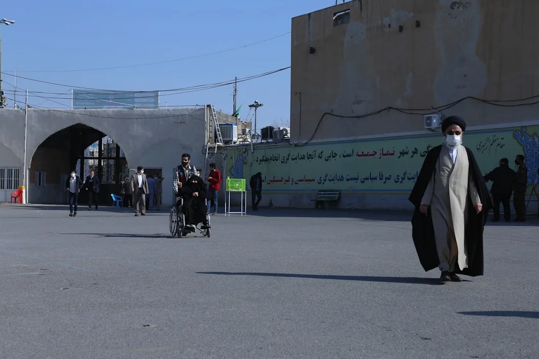 Ataques israelíes destruyen 10 centros médicos en Irán