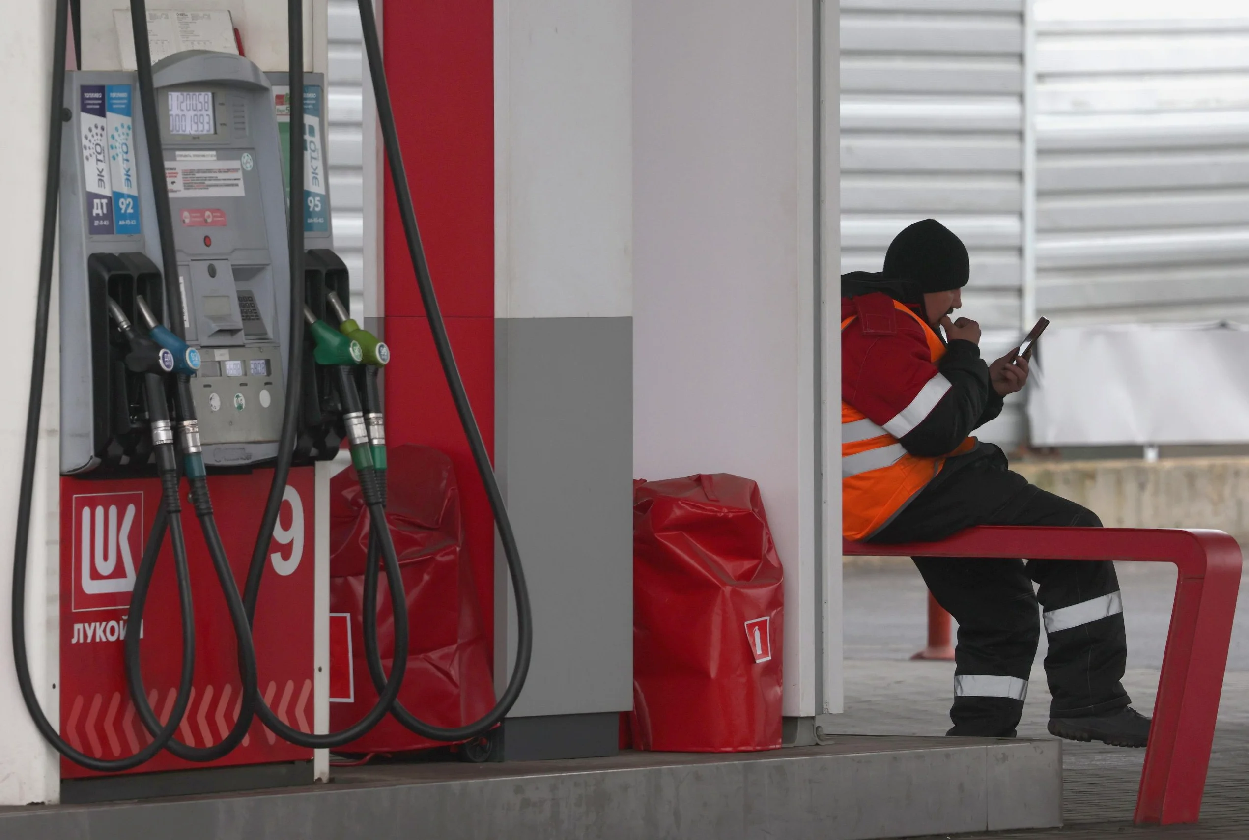 Russia Expels 70 Diplomats from Bulgaria, Lukoil Loses European Foothold