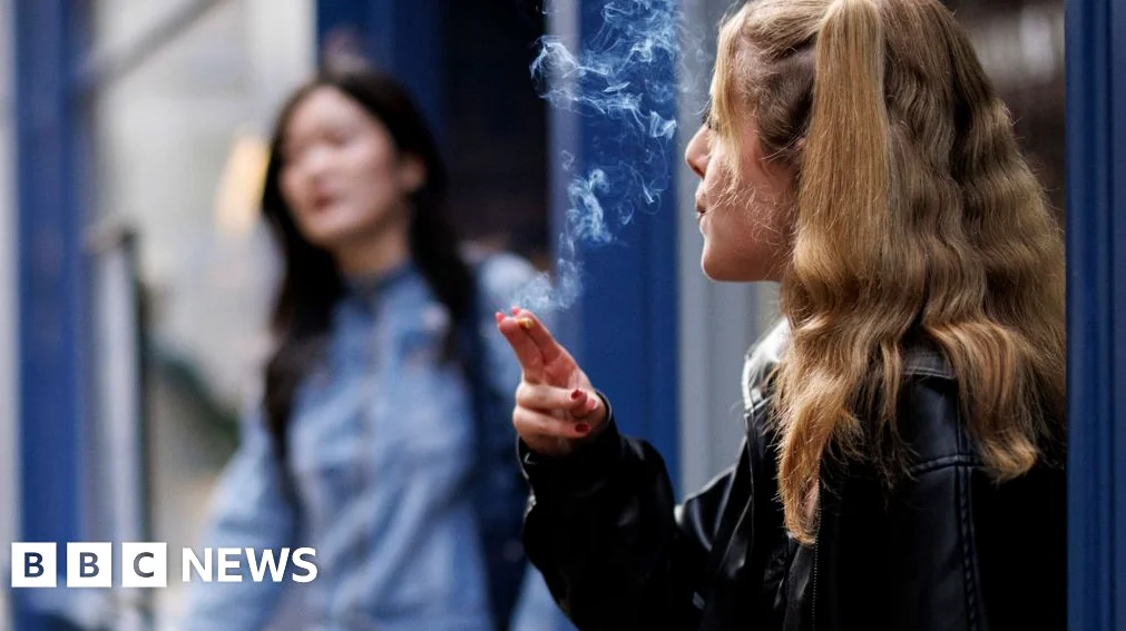 Reino Unido prohíbe fumar para nacidos después de 2008