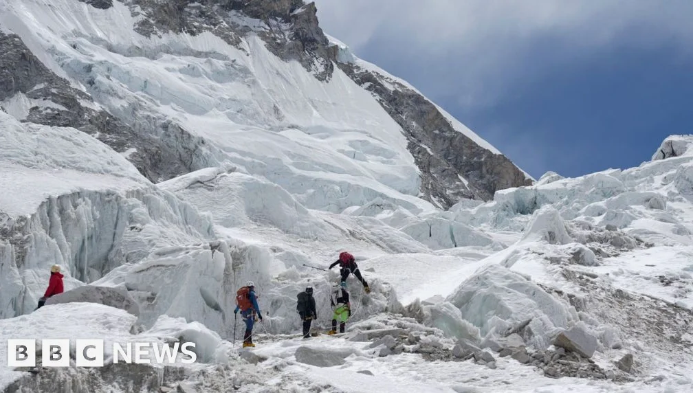 Eisbrocken blockiert Everest-Route: 100 Fuß hoch