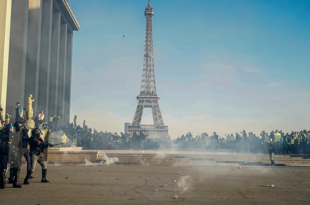 78º aniversario de la Nakba: activistas cuelgan bandera palestina en la Torre Eiffel