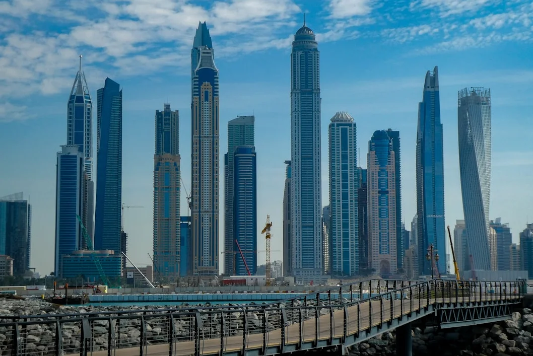 UAE、ホルムズ海峡迂回パイプラインを加速 2027年運用へ
