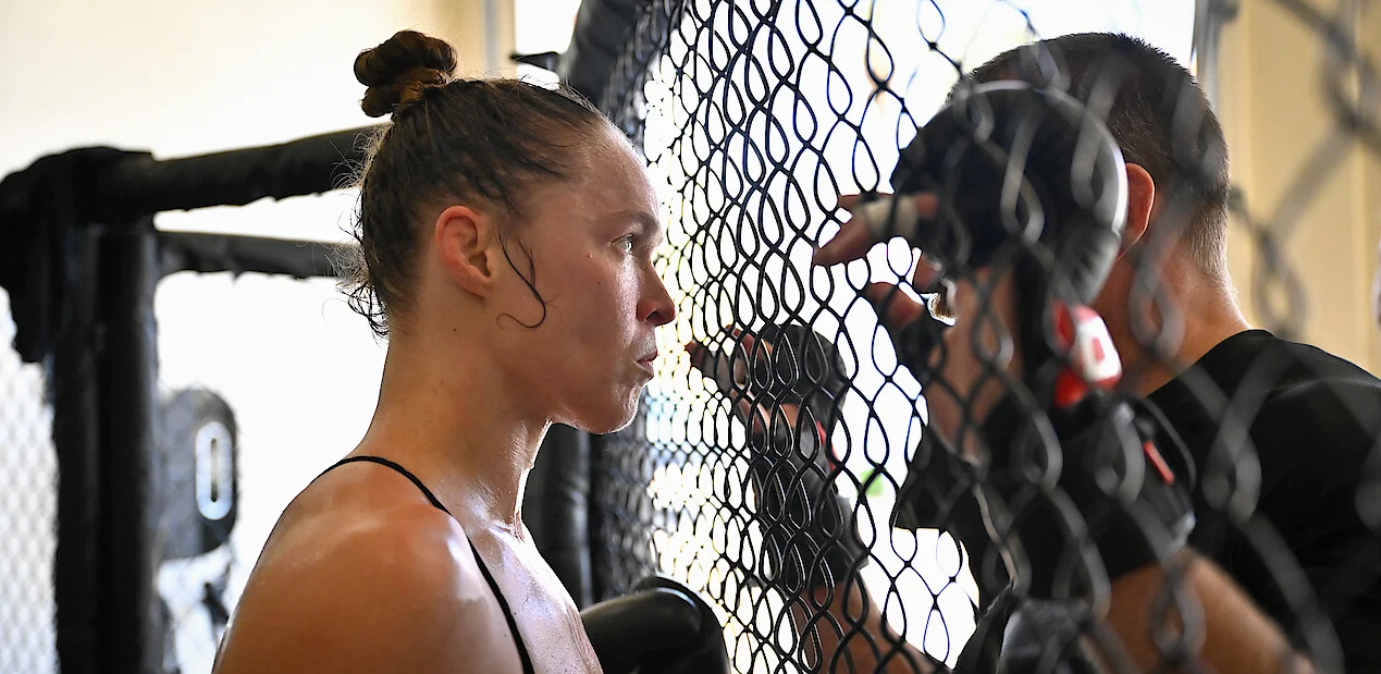 ローナ・ラウジー対ジナ・カラノ 100ポンド減量とMMA復帰