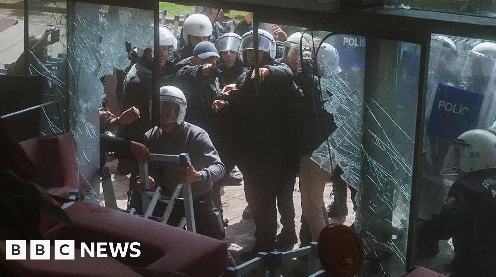Turkish Riot Police Storm Opposition Offices After Court Ruling