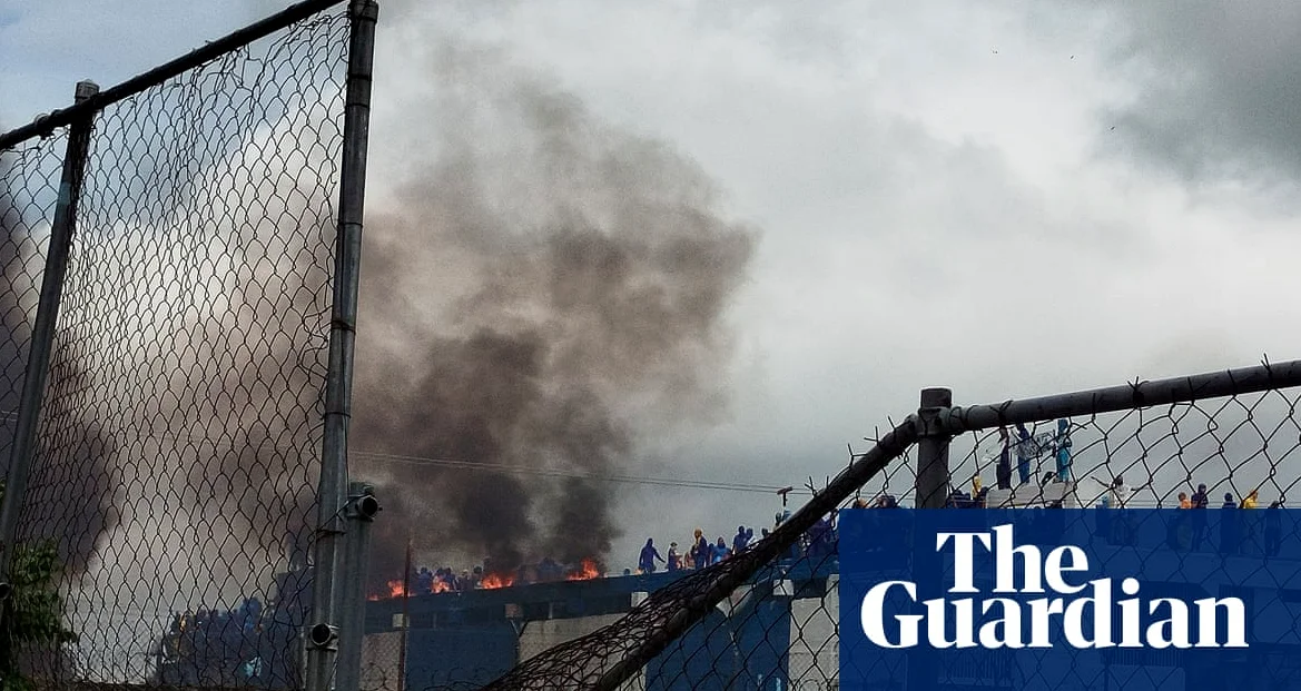 Venezuela Inmates Occupy Prison Roof, Set Fire to Mattresses