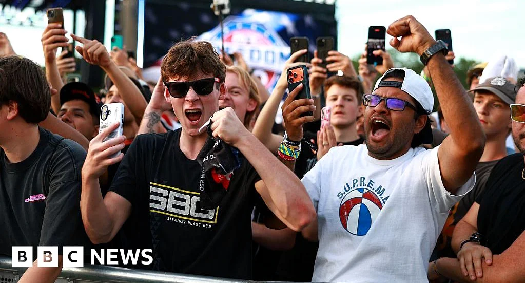 Trump hosts UFC cage fight on White House lawn
