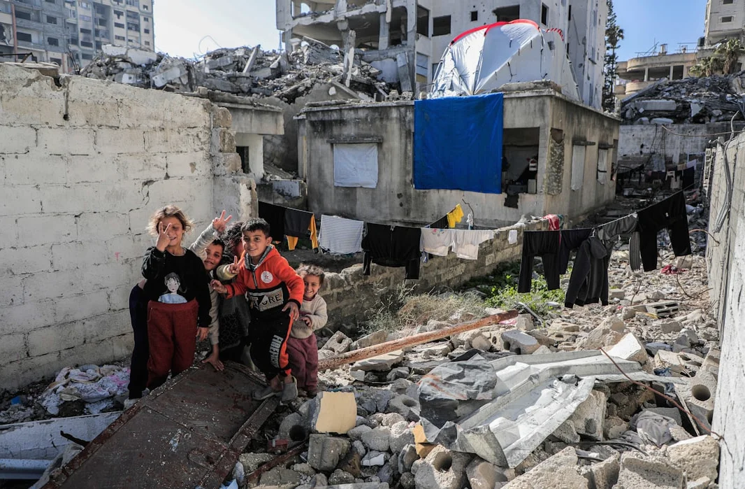 Gaza Residents Struggle with Heat, Spoiled Food