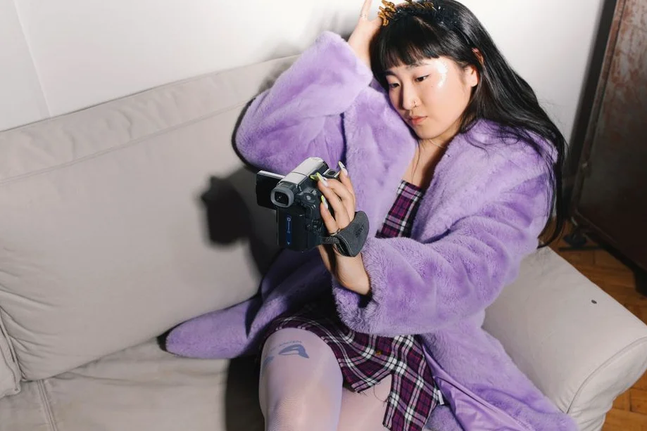 チャーリー・XCX、新アルバム「Music, Fashion, Film」でアートとアイデンティティを融合