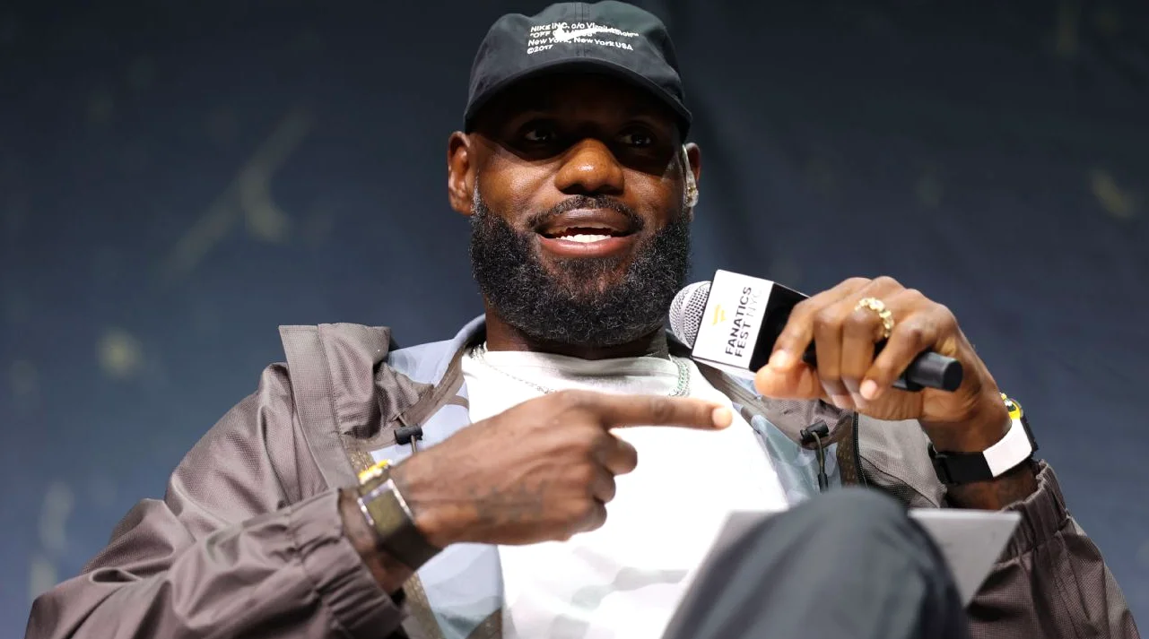 LeBron James firma con los 76ers por 8 millones y dos años
