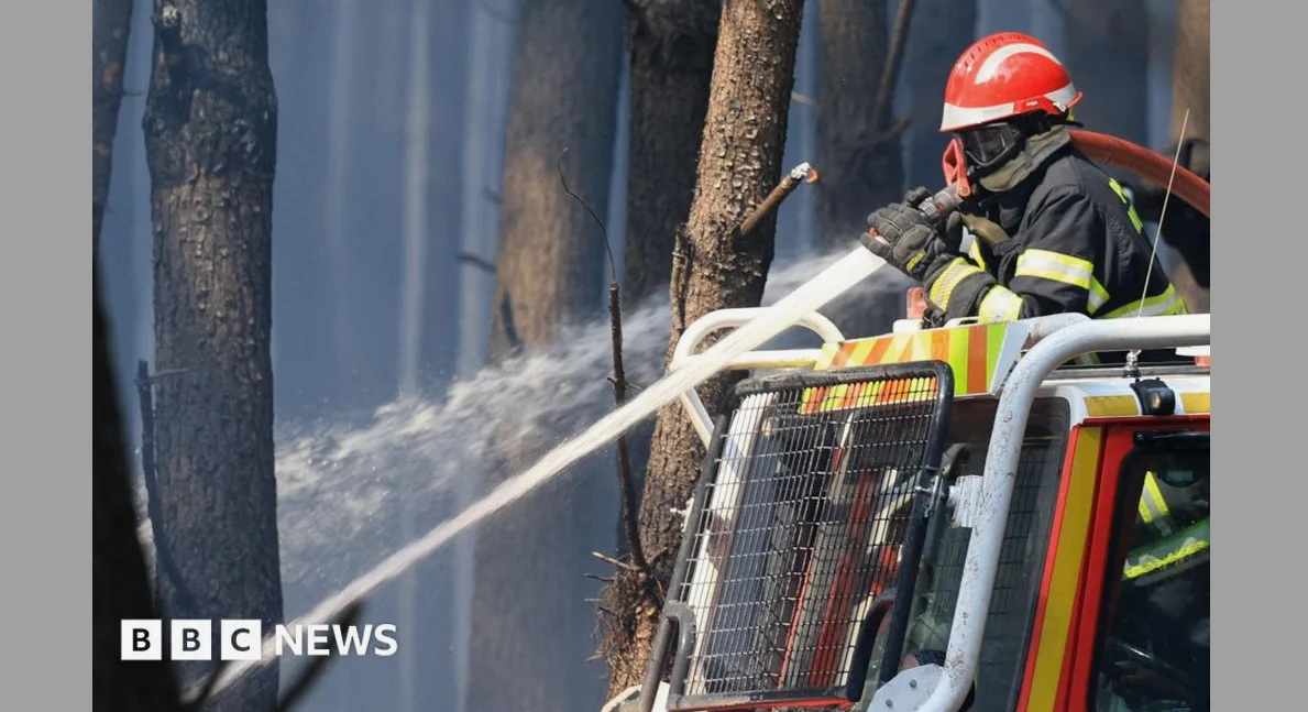 France Fire Crews Face Searing Heat in Battle to Contain Flames