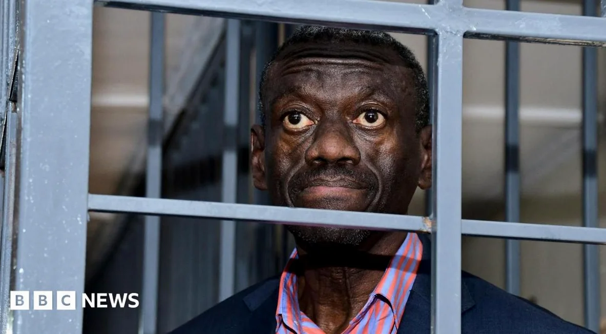 Líder opositor ugandés ingresado en UCI tras desmayarse en juicio