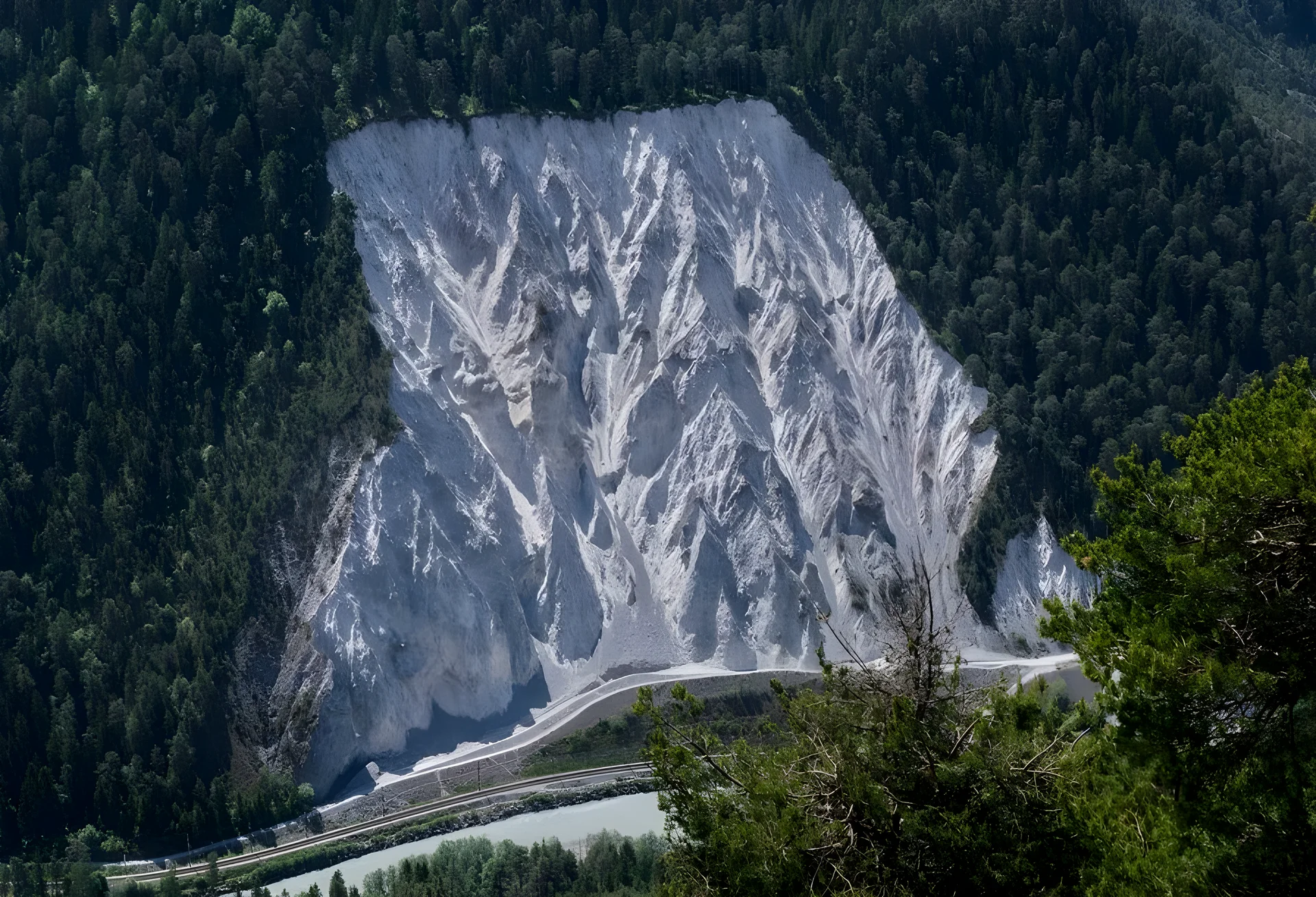 Climbers Escape Rockfall Crossing ‘Death Pass’ on Mont Blanc