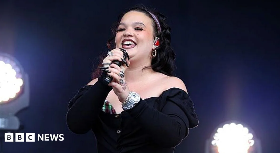 Lola Young überrascht mit Auftritt beim Reading Festival