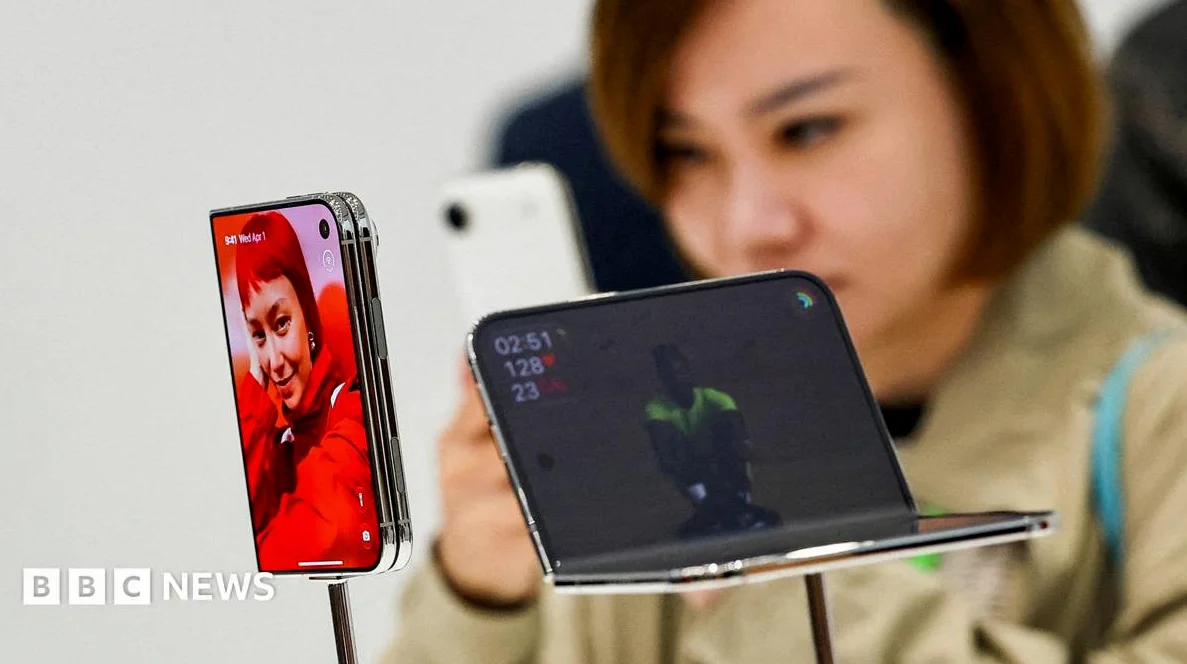 Apple’s New Boss Starts Gamble with £1,999 Folding iPhone