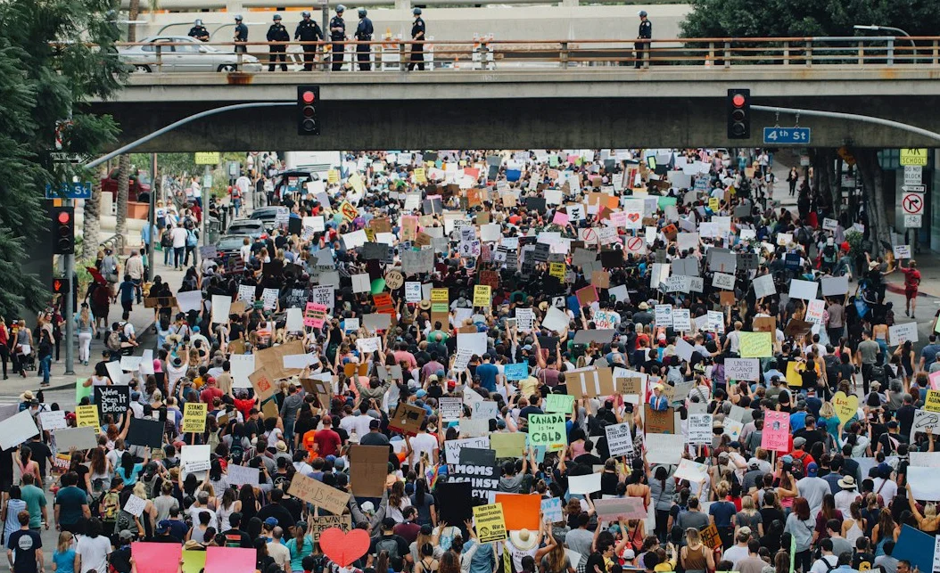 Protesters Form Human Chain to Halt Kennedy Center Closure Vote